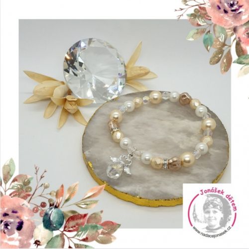Náramek s andělíčkem, malými broušenými skleněnými korálky, perličkami krémové barvy a bílými zirkony z kolekce Andělská náruč