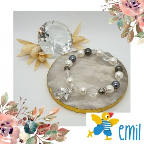 Náramek s andělíčkem, malými broušenými skleněnými korálky, perličkami různých barev, minerálními korálky a bílými zirkony z kolekce Andělská náruč